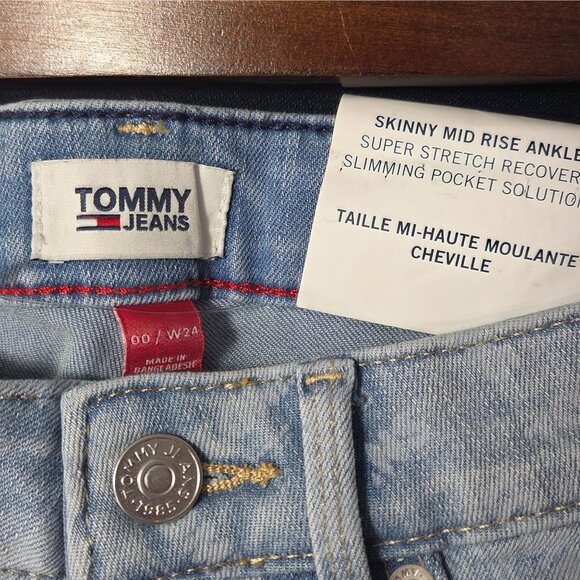 NWT Tommy Hilfiger Women's Logo Mid-Rise Skinny Jeans - Picture 4 of 6